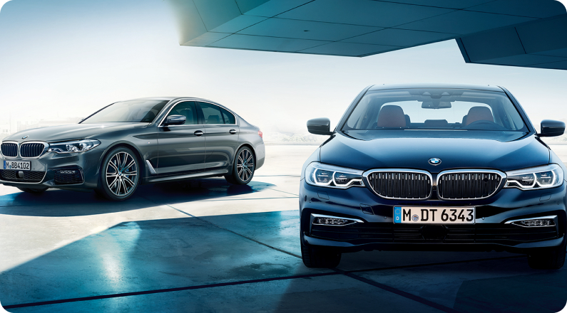 BMW의 차량 2대가 서 있는 모습