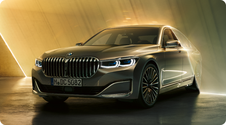 BMW의 차량 1대가 서 있는 모습