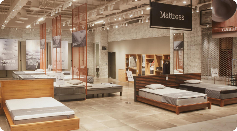 신세계 팩토리 스토어 내부의 옷을 고르는 모습