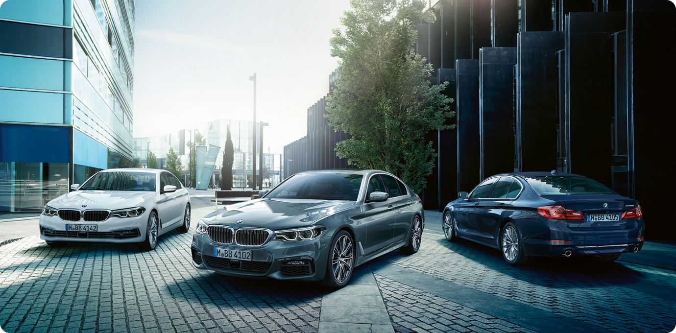 BMW 차량 3대가 서 있는 모습