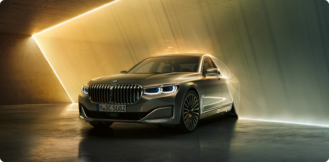 BMW 차량 1대가 서 있는 모습