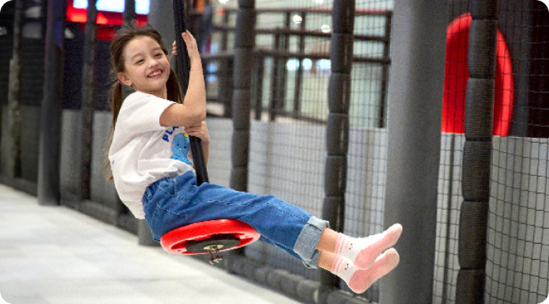 챔피언 벨트 로우드롭 와이어를 타는 아이의 모습