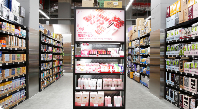 노브랜드 라이프스타일 상품 진열대 모습