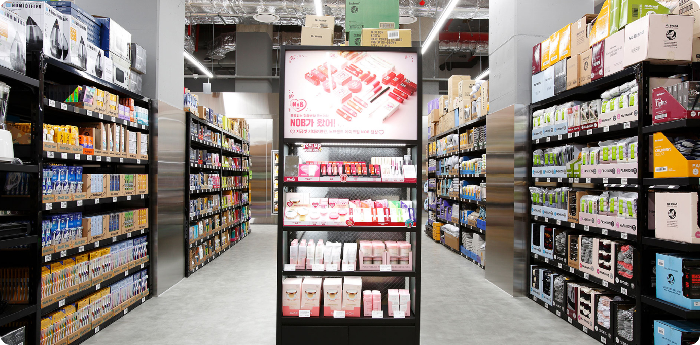 노브랜드 라이프스타일 상품 진열대 모습