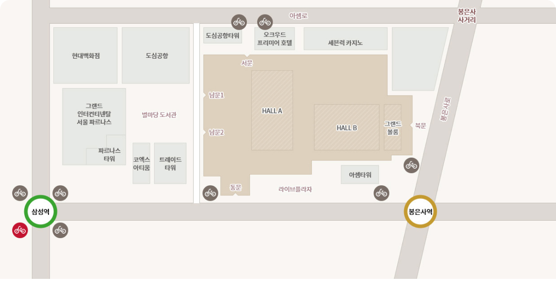 코엑스 단지와 주변 지역 안내 지도. 코엑스 컨벤션 센터의 주요 전시홀(HALL A, HALL B), 그랜드 볼룸, 라이브플라자와 서문, 남문1, 남문2, 동문, 북문 등 주요 출입구가 표시되어 있습니다. 주변에는 현대백화점, 도심공항, 도심공항타워, 오크우드 프리미어 호텔, 세븐럭 카지노, 그랜드 인터컨티넨탈 서울 파르나스, 파르나스 타워, 별마당 도서관, 코엑스 아티움, 트레이드 타워, 아셈타워 등 주요 건물이 있습니다. 주요 도로는 아셈로와 봉은사로가 교차하며, 봉은사 사거리도 표시되어 있습니다. 지하철 2호선 삼성역과 9호선 봉은사역이 각각 녹색과 주황색 원으로 강조되어 있습니다. 강남구 자전거 보관소 위치가 자전거 아이콘으로 표시되어 있으며, 삼성역 1-2번 출구에 위치해 있습니다.