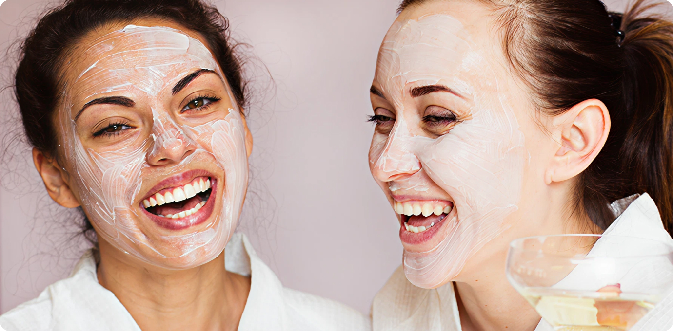 팩을 한후 즐거운 대화를 나누는 두여성