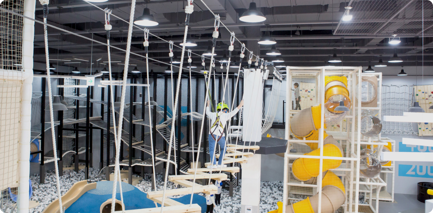 어린이가 헬멧쓰고 익스트림 플로어를 즐기는 모습