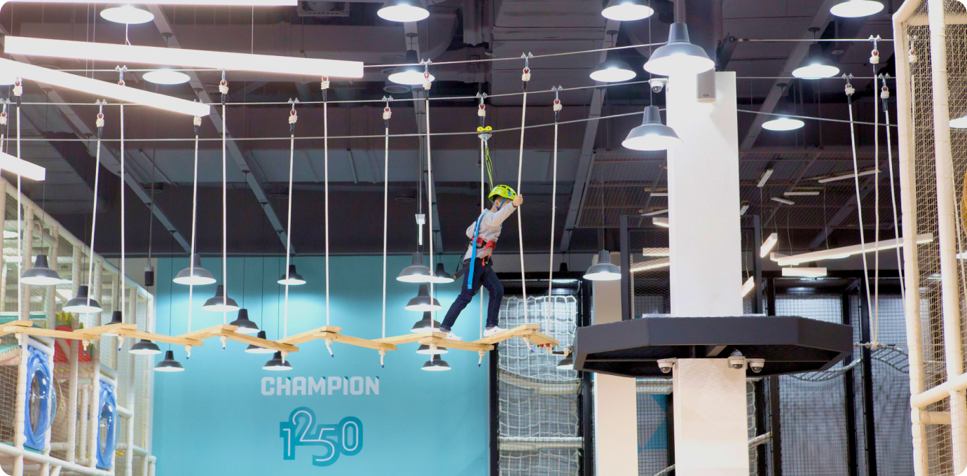 어린이가 헬멧쓰고 익스트림 플로어를 즐기는 모습