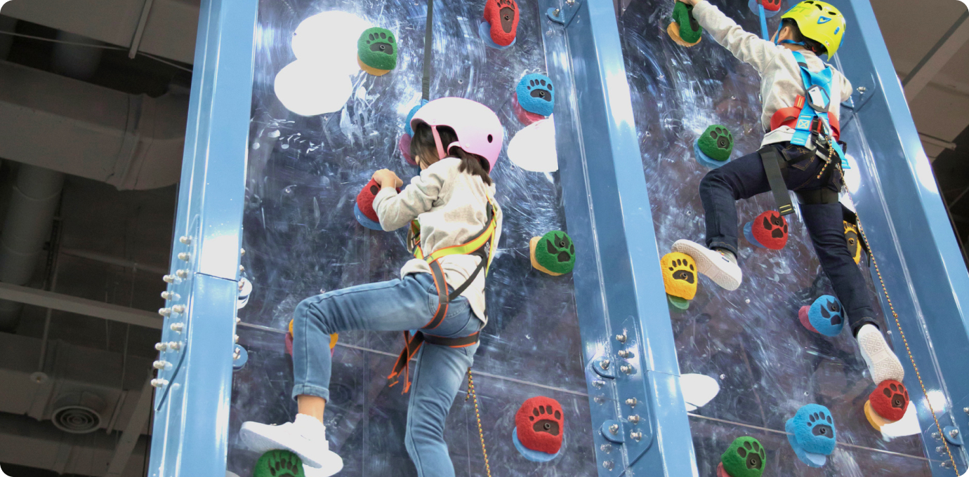 어린이가 헬멧쓰고 타워클라이밍을 즐기는 모습