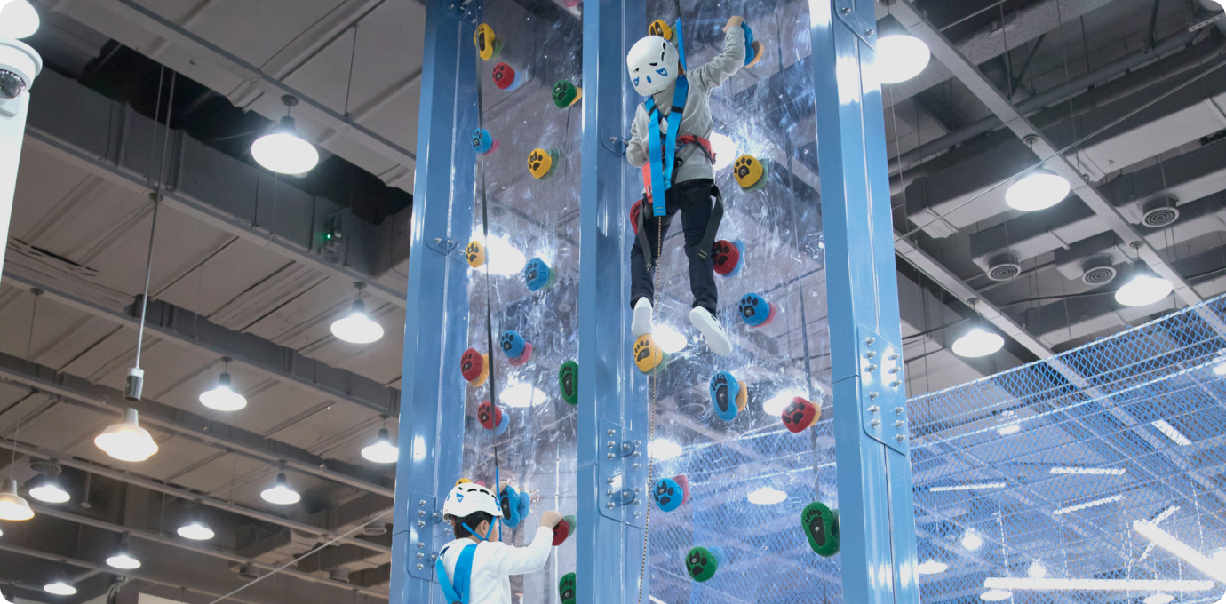 어린이가 헬멧쓰고 타워클라이밍을 즐기는 모습