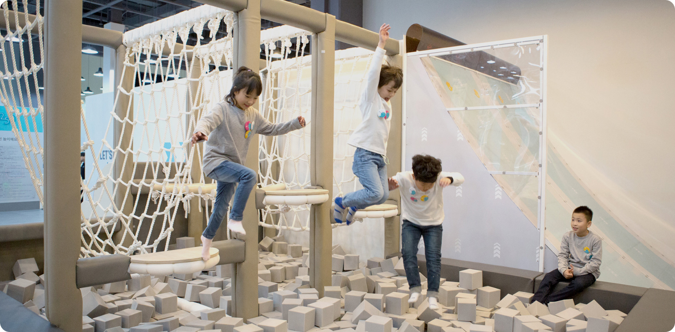 어린이들이 에어바스핀2를 즐기며 노는 모습