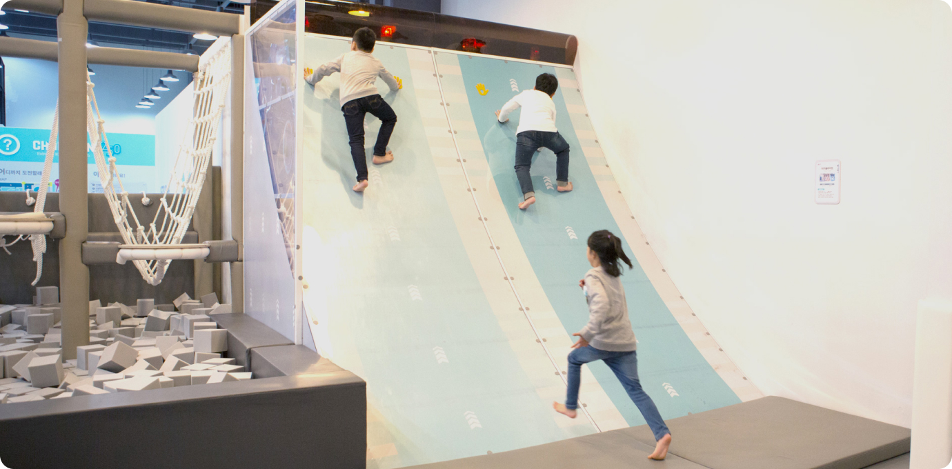 어린이들이 내부시설을 즐기며 노는 모습