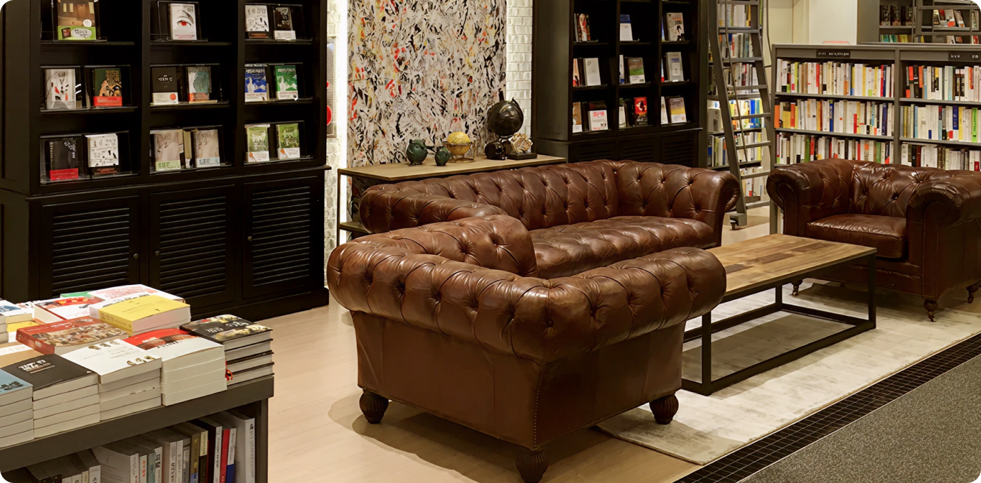 영풍문고 편안한 독서 공간 쇼파와 테이블 모습