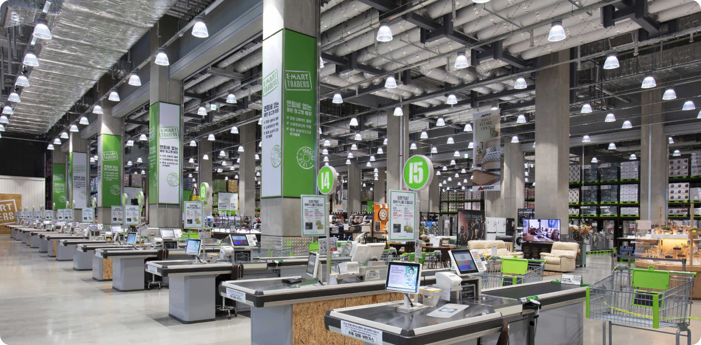 트레이더스 내부의 가공&생활용품 매장 모습