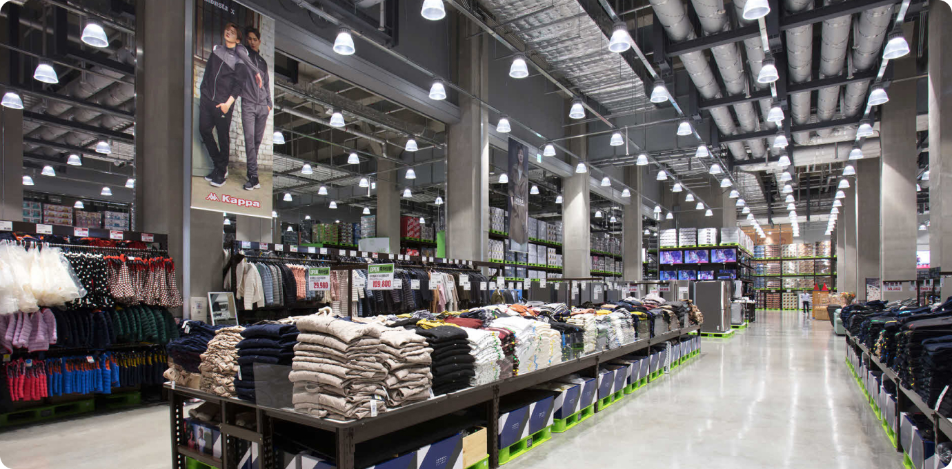 트레이더스 내부의 의류 섹션 모습