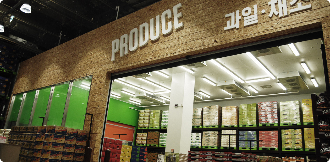 트레이더스 내부의 가공&생활용품 매장 모습