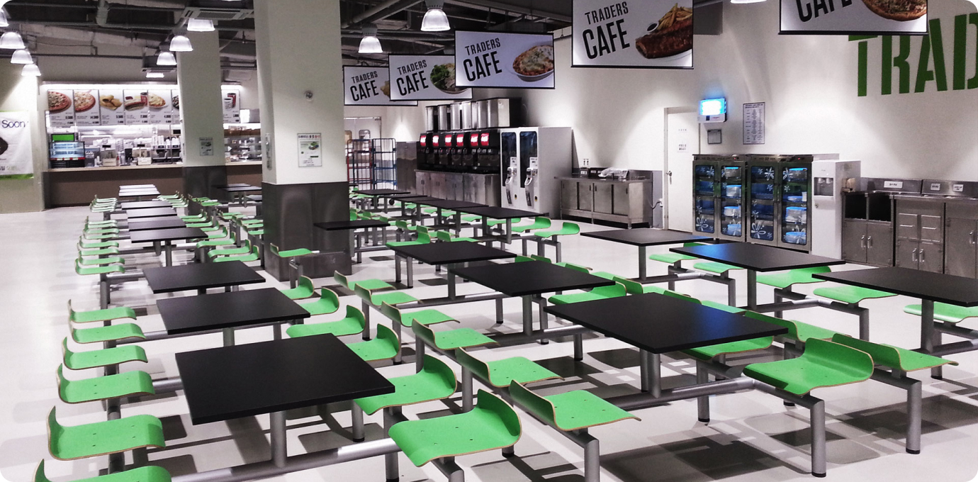 트레이더스 내부의 카페 테이블 모습