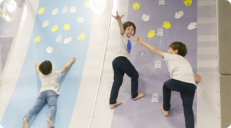 터치 슬라이드를 즐기는 아이들의 모습