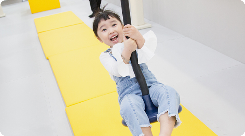 로우드롭 와이어를 타고 있는 아이의 모습