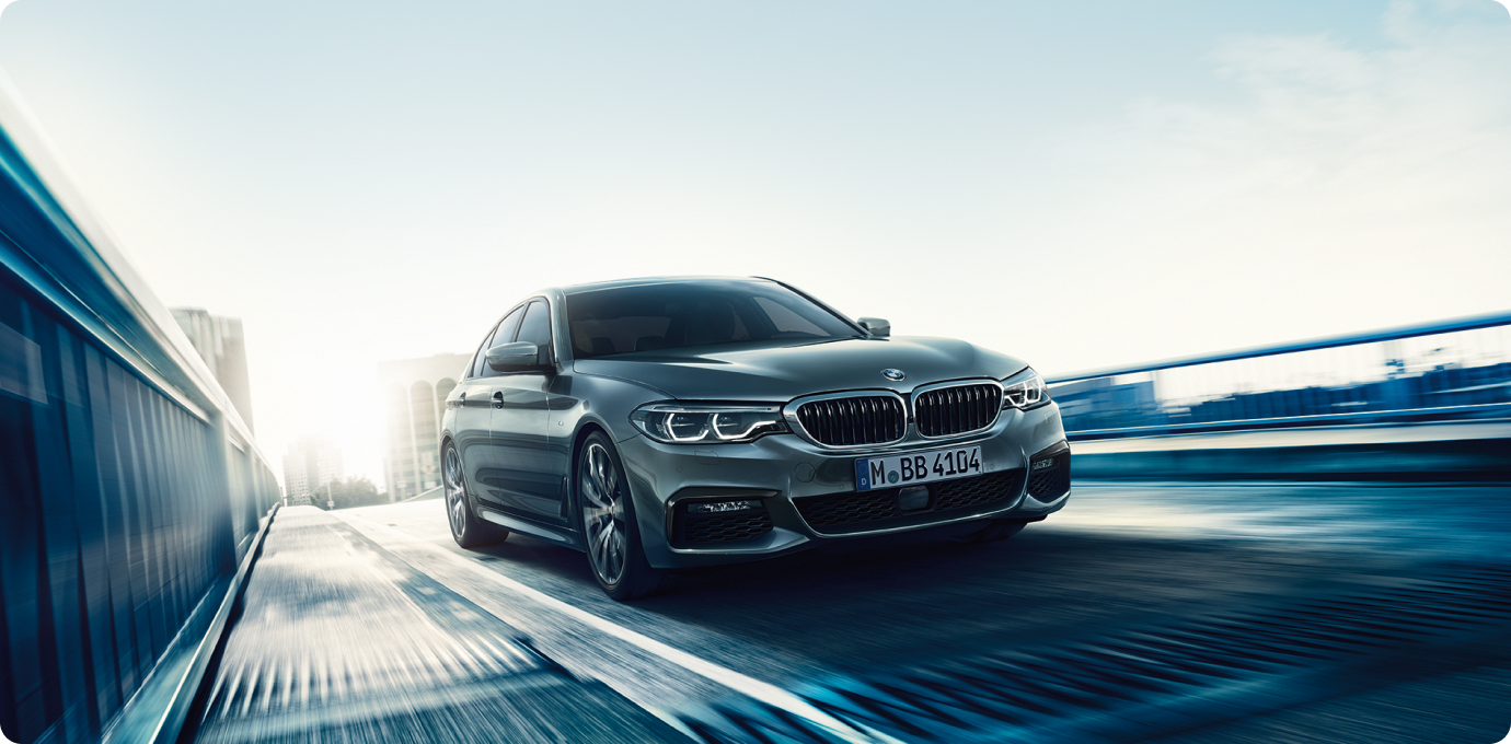 BMW 차량 1대가 서 있는 모습