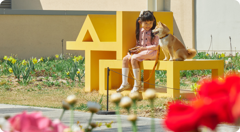 스타가든 정원에서 강아지와 아이가 벤치에서 찍은 사진
