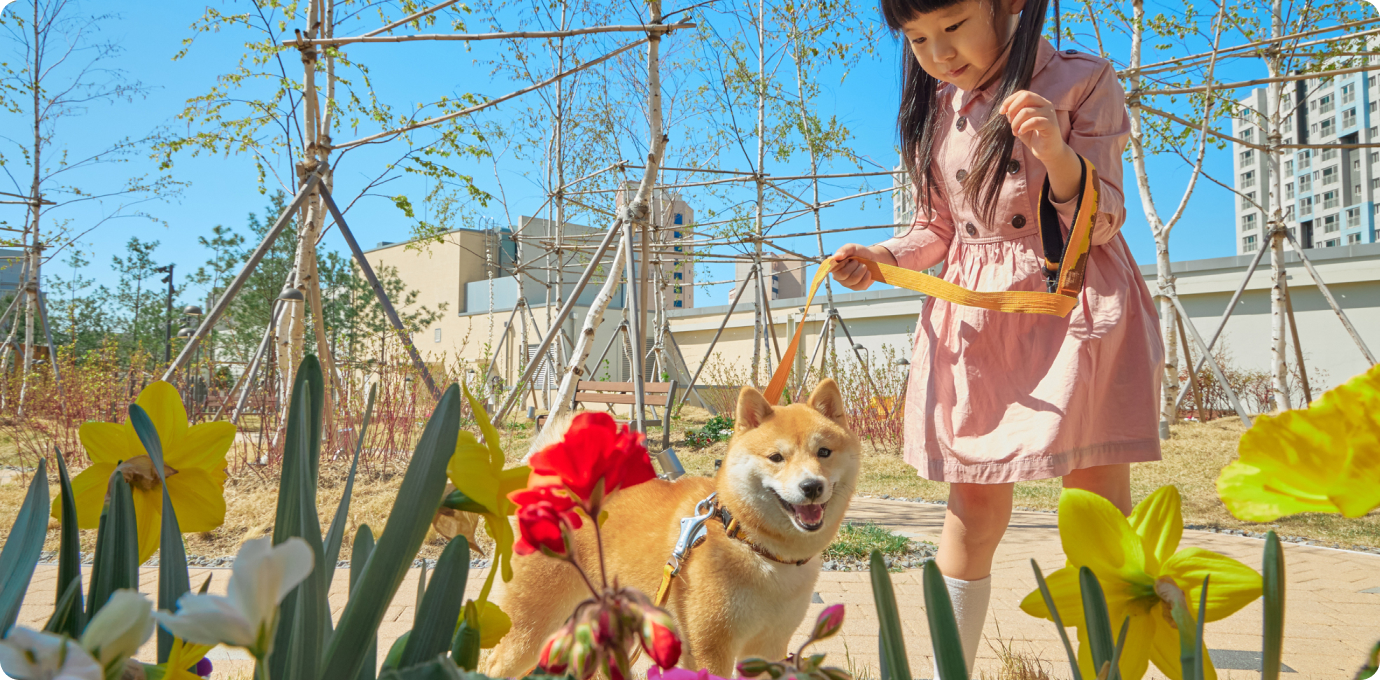 스타가든 옥상정원에서 강아지와 아이가 산책하는 사진
