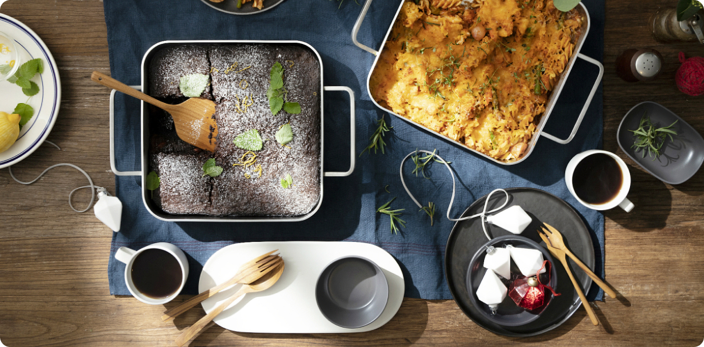 자주의 식기에 요리하여 셋팅한 모습